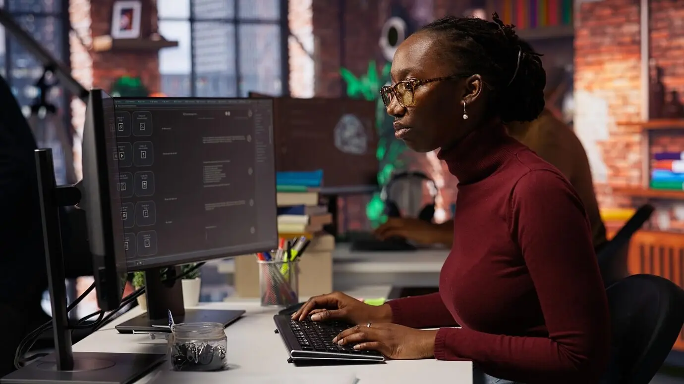 Start-up-Mitarbeiter nutzt einen KI-LLM-Chatbot, um Hilfe bei Programmieraufgaben zu erhalten.