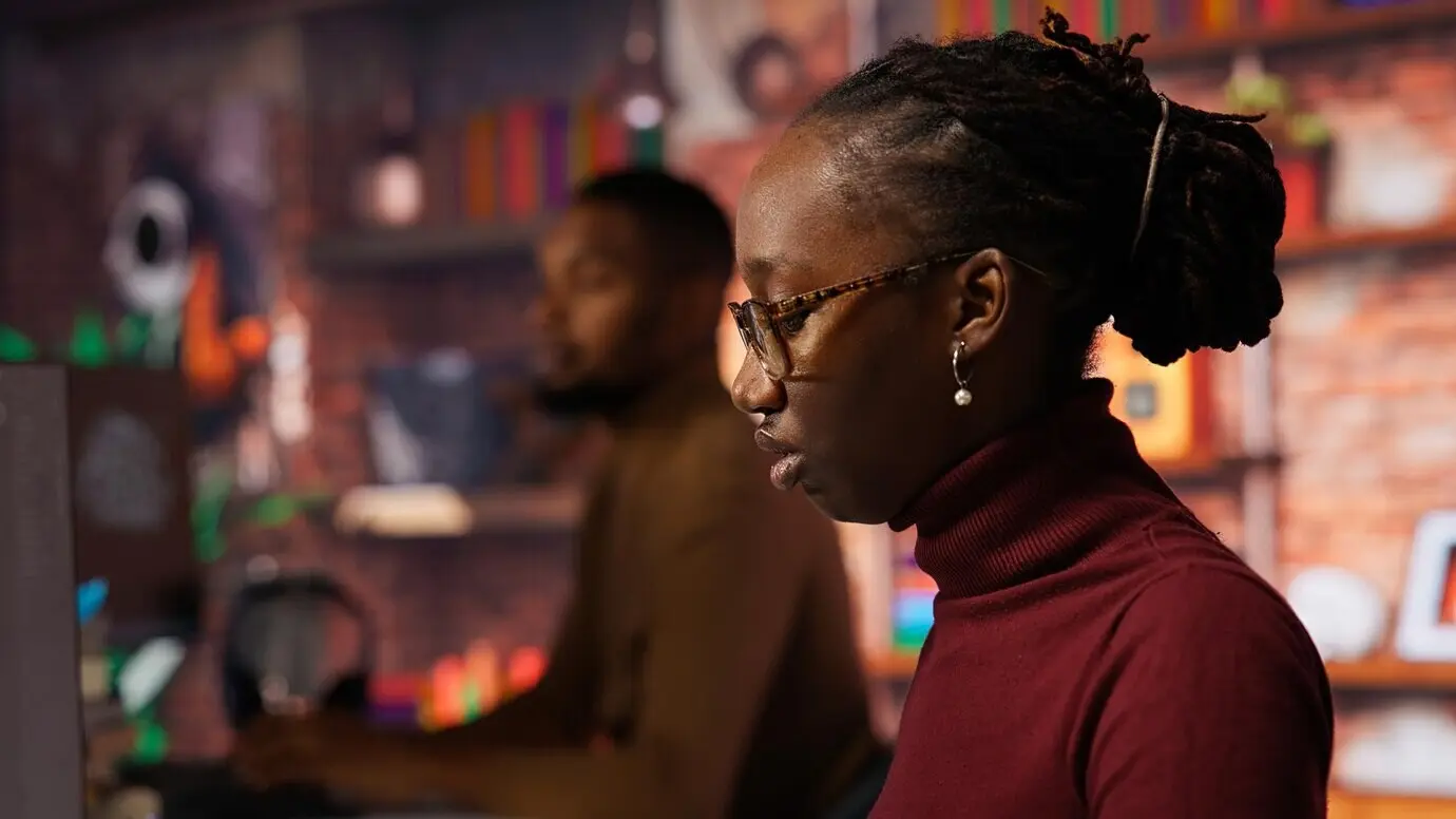 Softwareingenieur, der Aufgaben mithilfe eines KI-LLM-Chatbots löst, der auf Prompts antwortet.